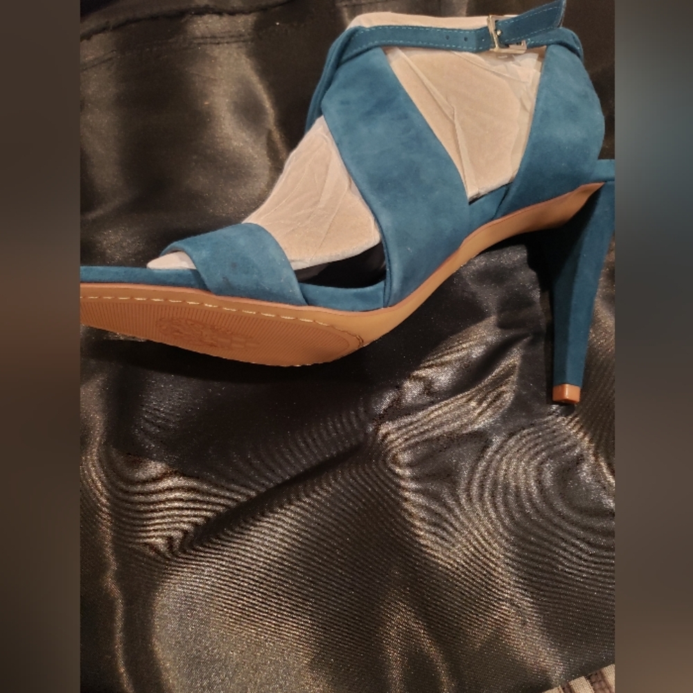 NWT Vince Camuto VC- Kalintie Suede Shoes - Picture 6 of 12
